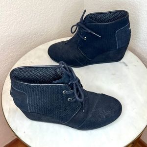 Tom’s 6.5 Suede Lace Up Wedge Desert Bootie / Black